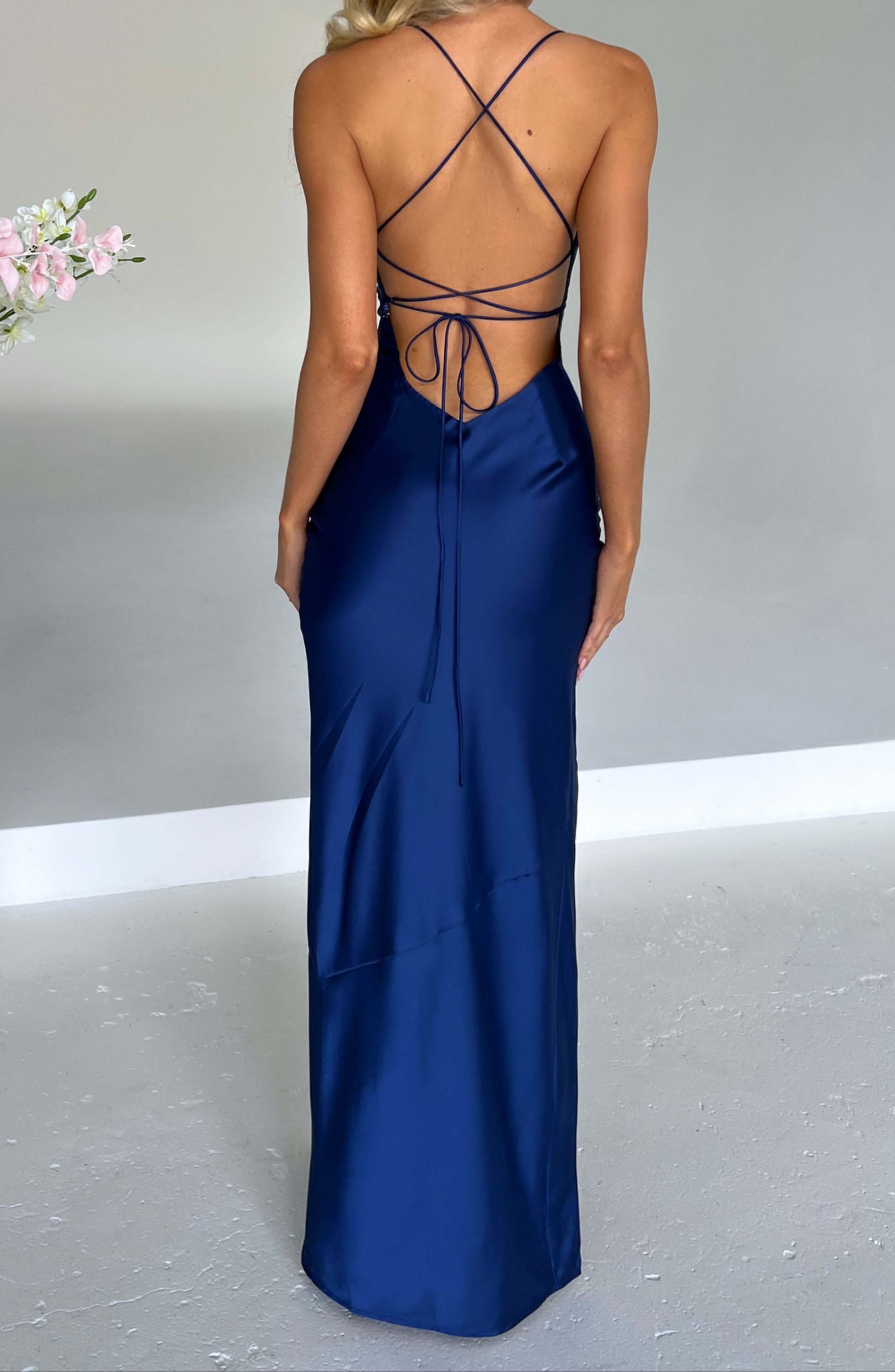 Maxi jurk met split en satijnglans – navy