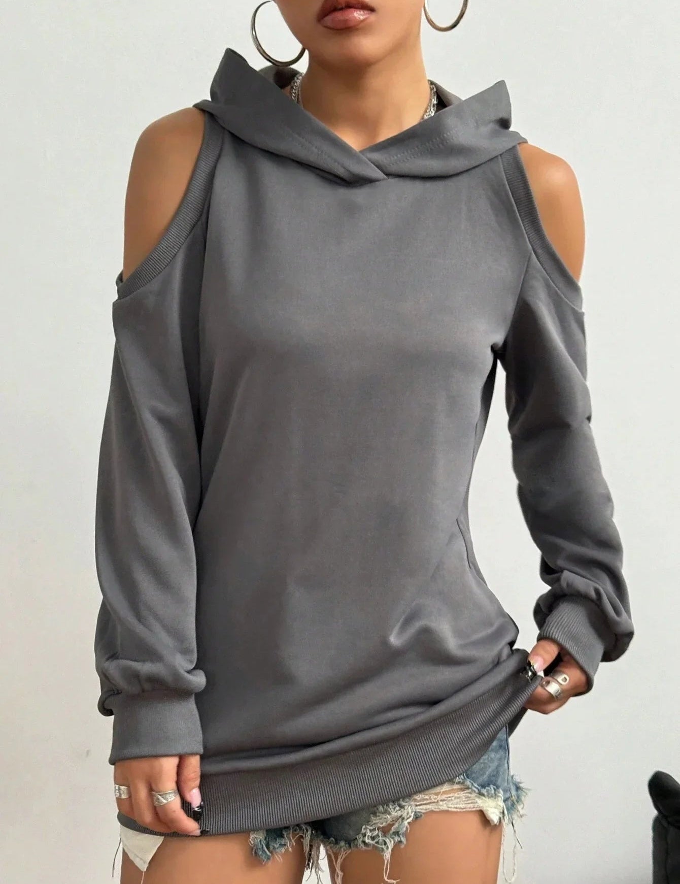 Off-shoulderdameshoodiemetopenschouders_Essentia00001.jpg