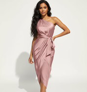 One-shoulder midi jurk met strikdetail en overslag – Avery