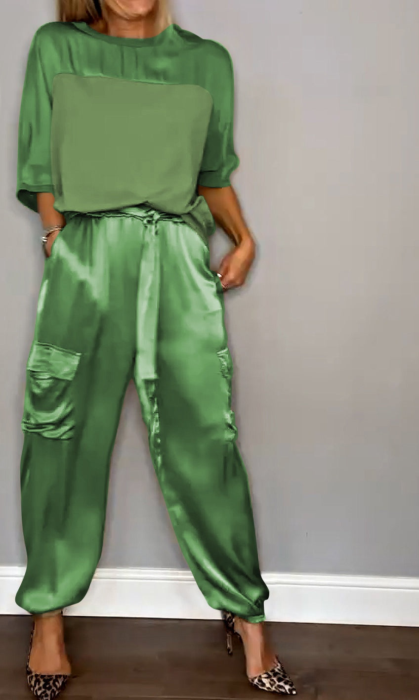 Satijnen dames set met cargobroek en loose top – Inge