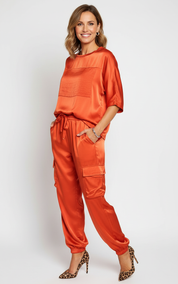 Satijnen dames set met cargobroek en loose top – Inge