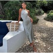 Satijnen halter maxi jurk met open rug – Géraldine