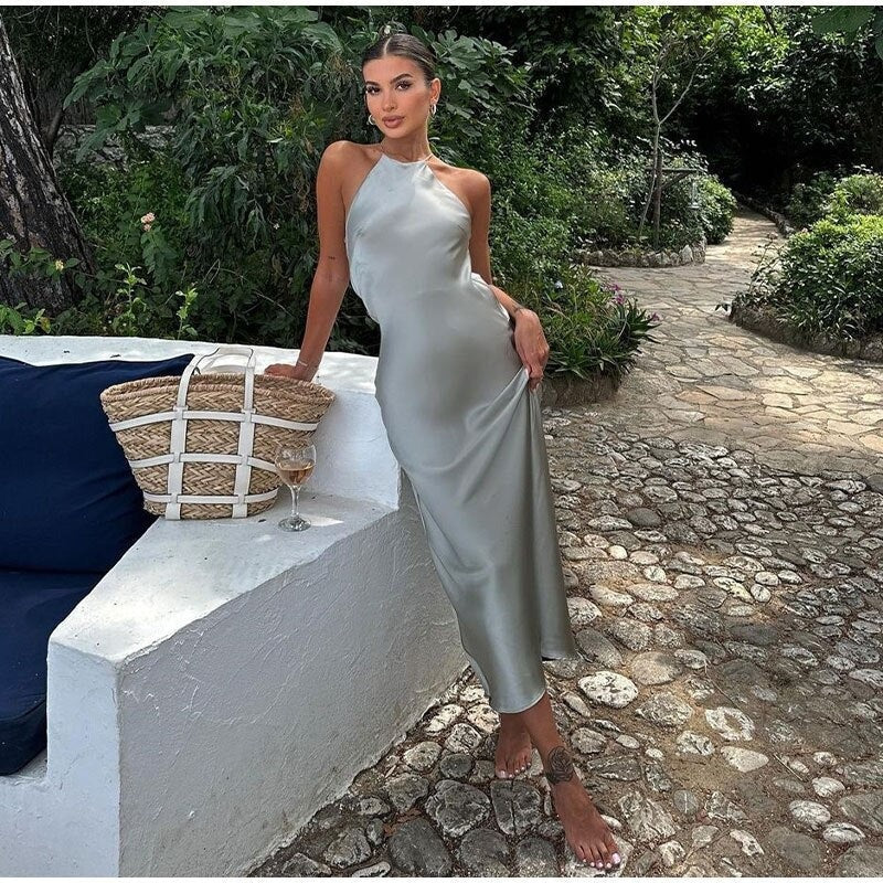 Satijnen halter maxi jurk met open rug – Géraldine