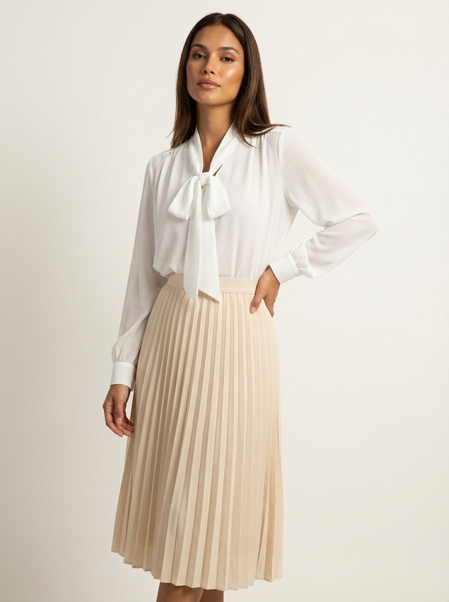 Tijdloze satijnen plissérok met elegante uitstraling