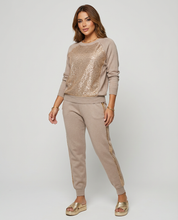 Trendy damespak met subtiele glansdetails