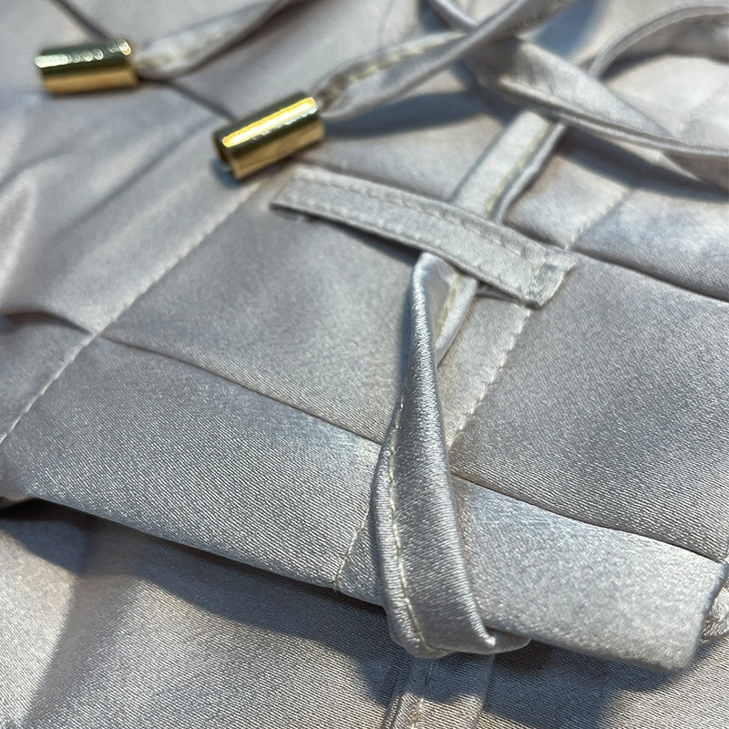 Tweedelige Satijnen Set met Haltertop en Wijde Broek – Seraphine