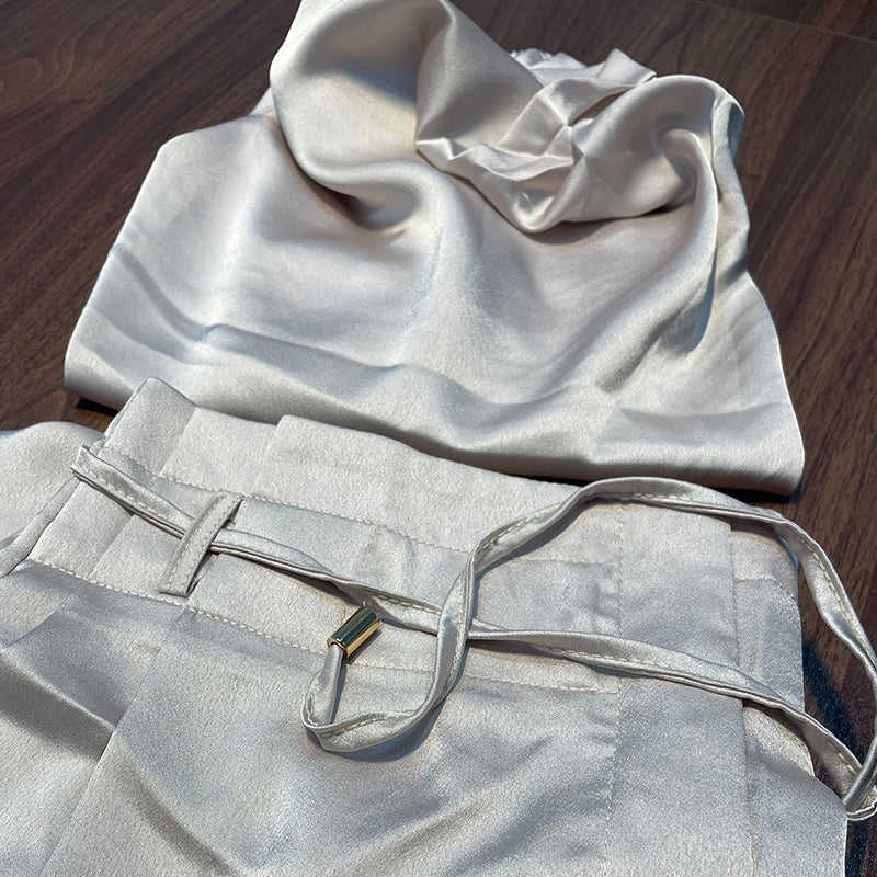 Tweedelige satijnen set met haltertop en wijde broek