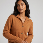 Zacht gebreid damesvest met knoopsluiting