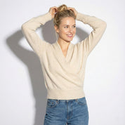 Zachte damestrui met overslaghals en verfijnde uitstraling