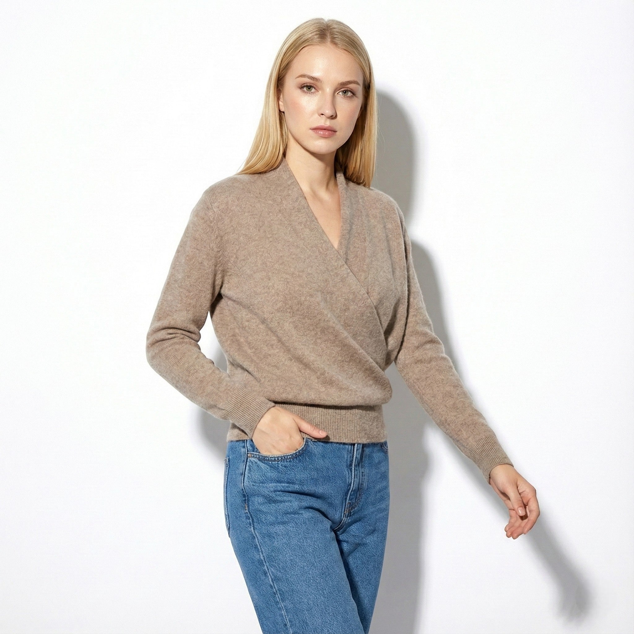 Zachte damestrui met overslaghals en verfijnde uitstraling