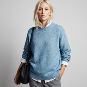 Zachte minimalistische dames trui met ronde hals en lange mouwen