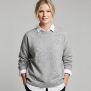 Zachte minimalistische dames trui met ronde hals en lange mouwen