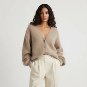 Zacht luxe gebreid damesvest met V-hals – Jennifer