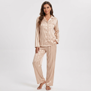 Zijdezachte gestreepte satijnen damespyjama