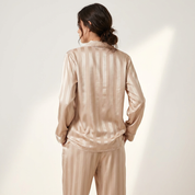 Zijdezachte gestreepte satijnen damespyjama