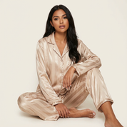 Zijdezachte gestreepte satijnen damespyjama